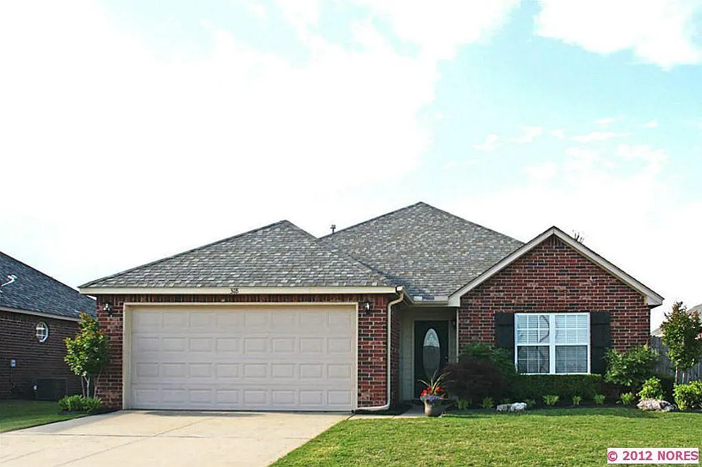 3 bed, 1600 sqft, $1,950 — Photo 1