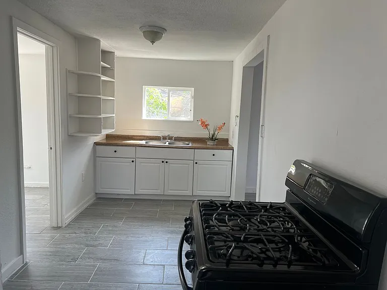 404 Thrasher Ave #B — Photo 6