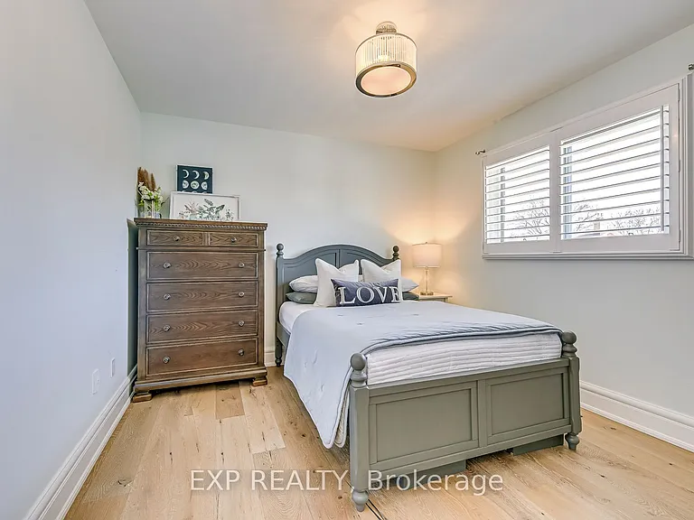322 Mary St — Photo 31
