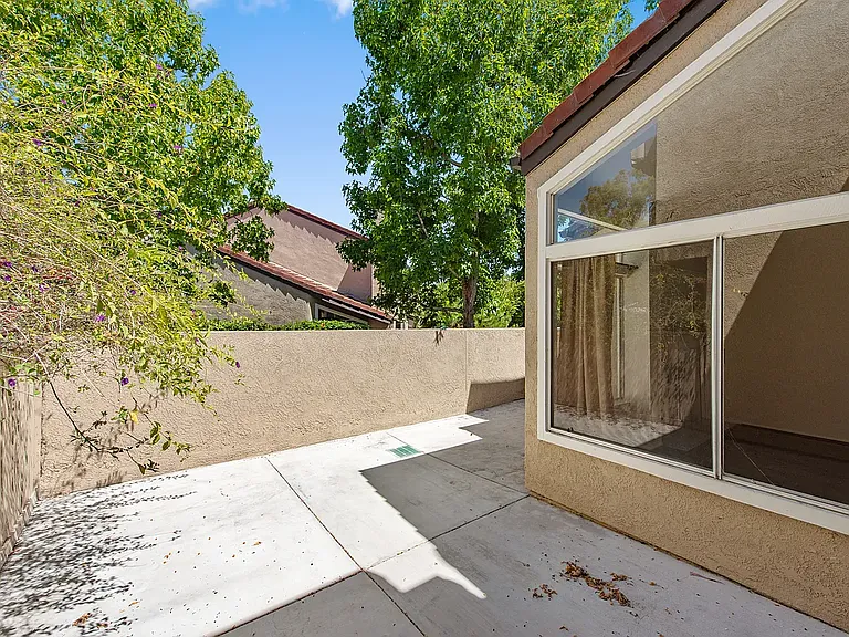 105 Stanford Ct — Photo 18