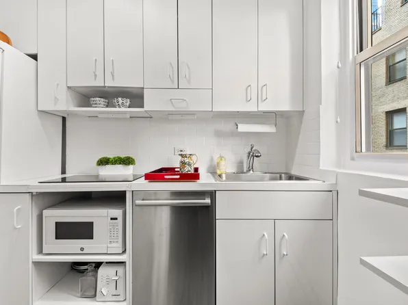 414 East 52nd Street 5D image 3 of 9