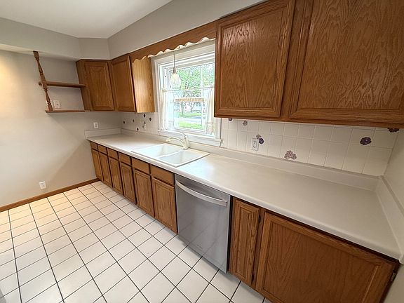 4th image of 1234 Hickory Rd