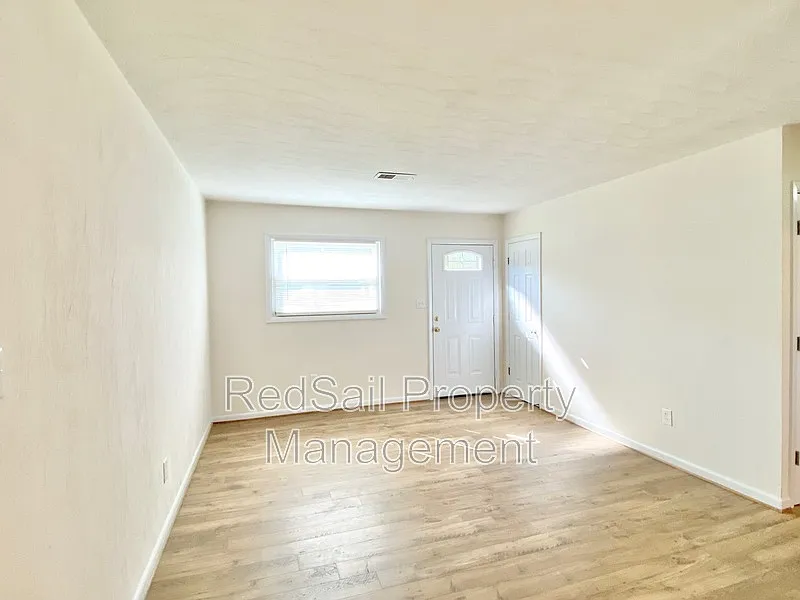 3 bed, 1.0 bath, 1135 sqft, $1,795 — Photo 3