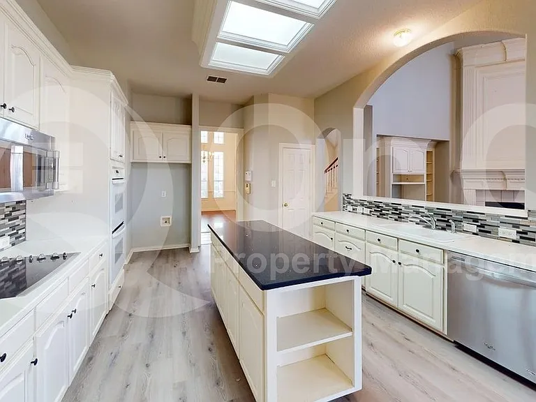 4513 Saint James Dr — Photo 9