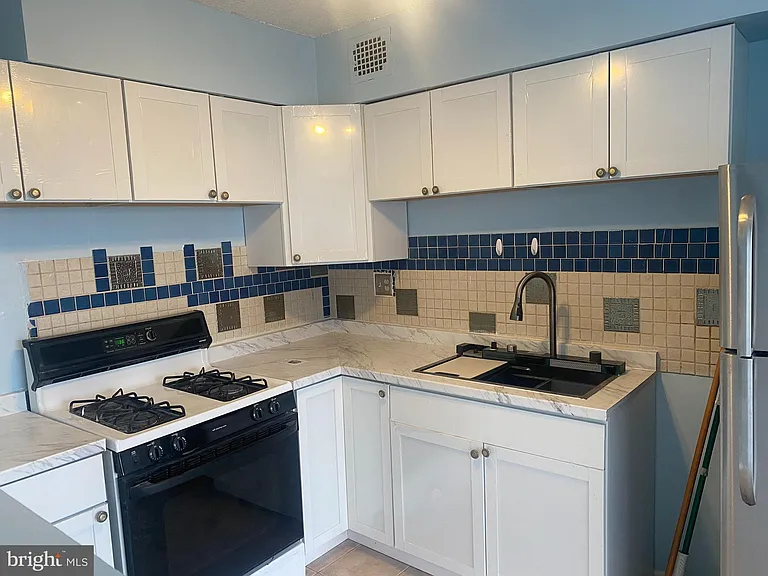 4410 Oglethorpe St #416 — Photo 9