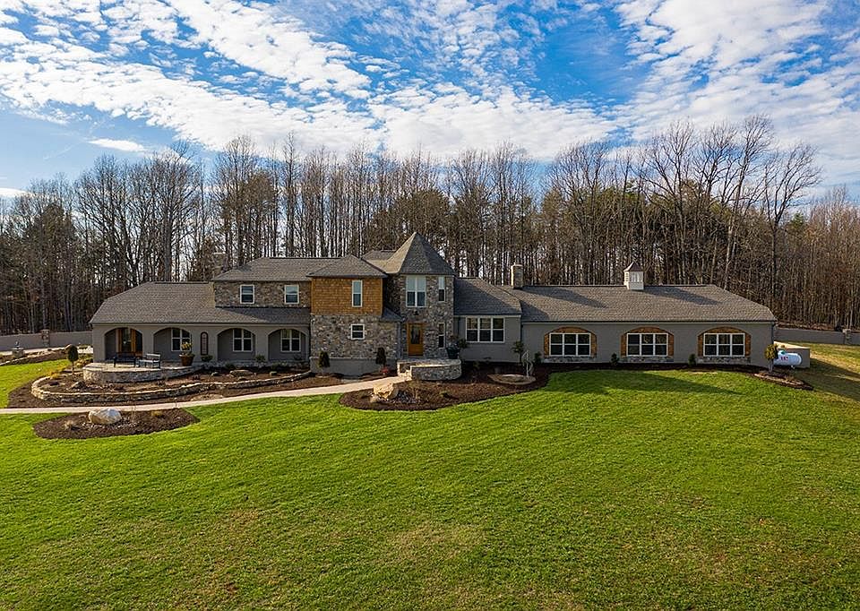 1st image of 208 Tower Ln