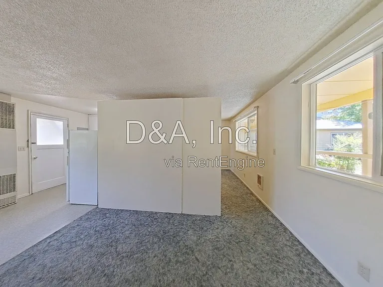 429 SW 9th St — Photo 3