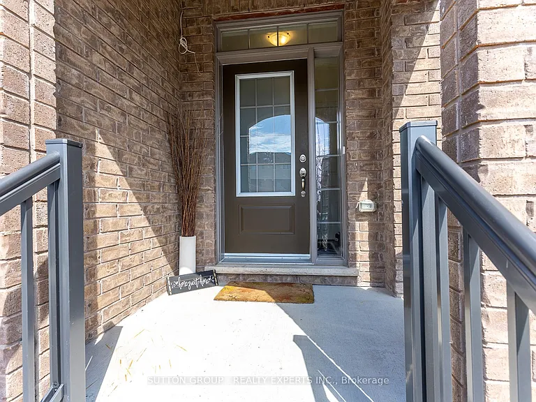 130 Ice Palace Cres — Photo 2
