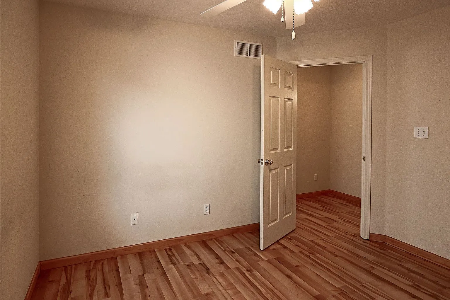 2623 E Oaklawn CT - 0 — Photo 2