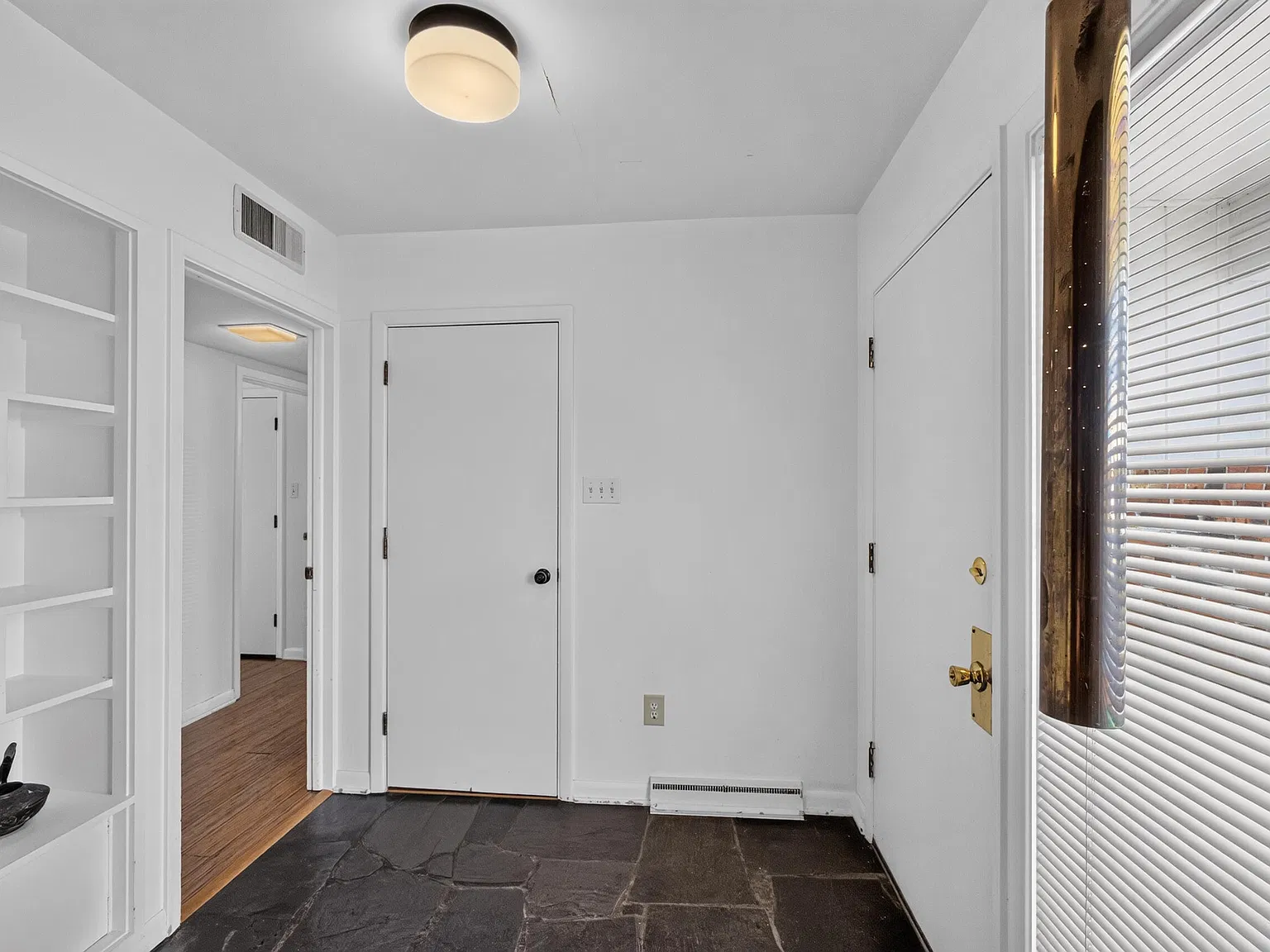 3 bed, 1.0 bath, 1460 sqft, $1,700 — Photo 3