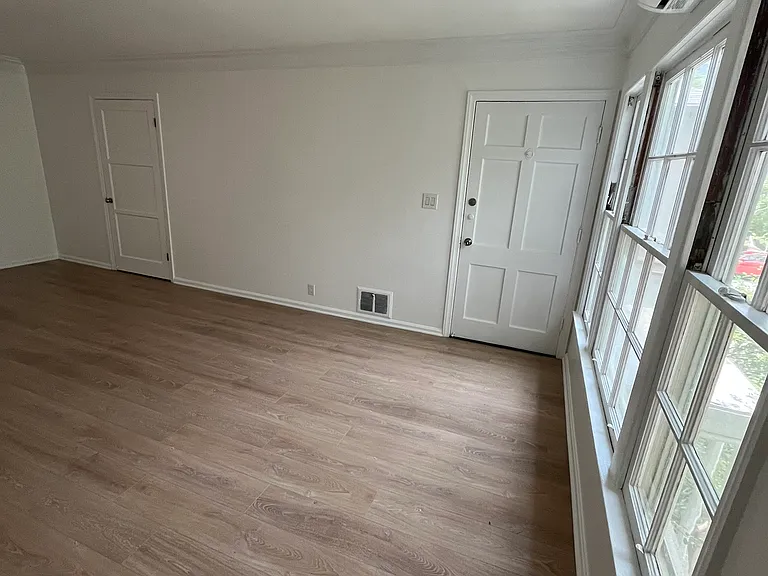 410 1/4 Shirley Pl — Photo 9