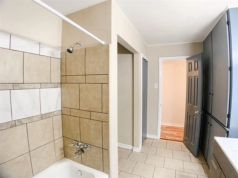 3921 Avenue H — Photo 19