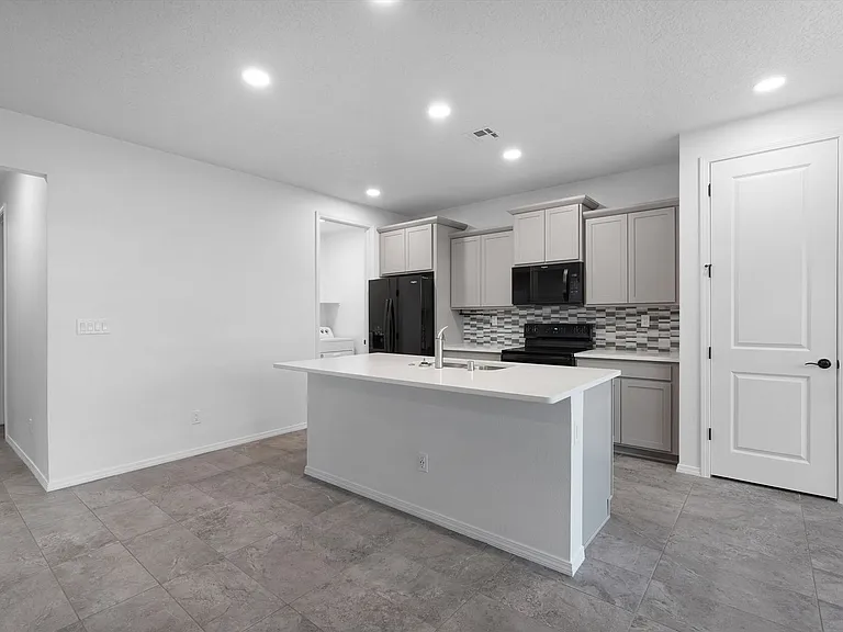 4017 Silver Springs Rd NE — Photo 6