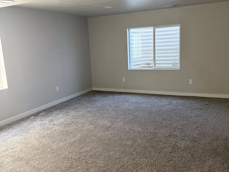 2543 N Drexler Dr — Photo 13