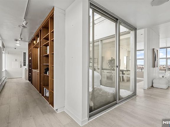 4th image of 1 Horizon Rd #Penthouse 1