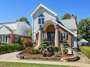 1031 N 4th St, New Hyde Park, NY 11040