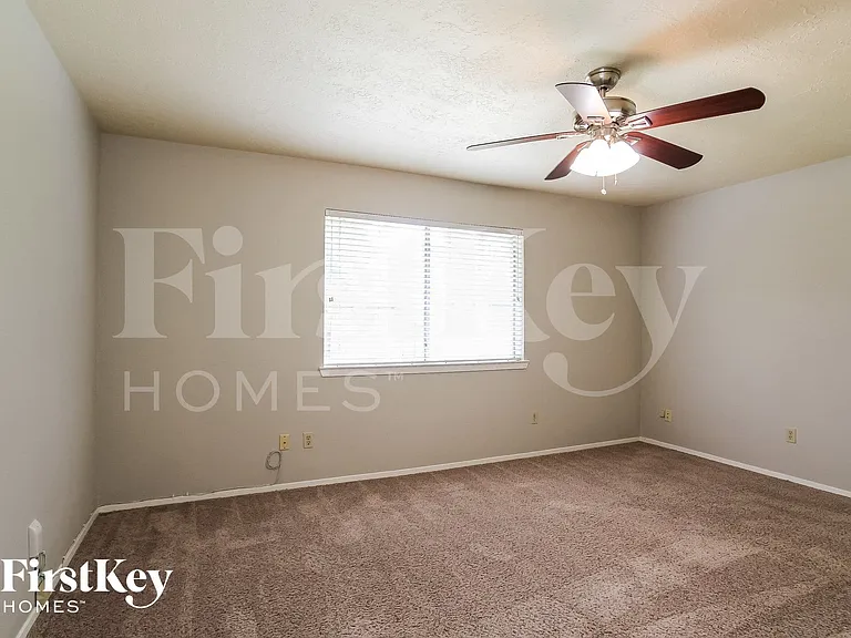 2118 Knollbrook Ln — Photo 8