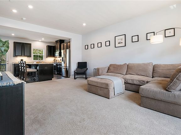 3rd image of 4021 Crown Dr
