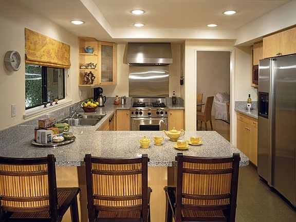 Kitchen and breakfast bar