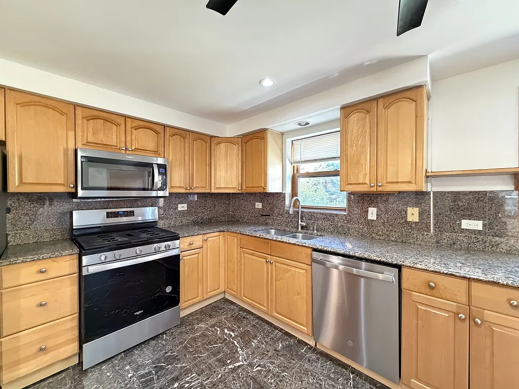 Amazing 3 Bed, 1.5 Bath at Gale + Lester (Jefferson Park) — Photo 3