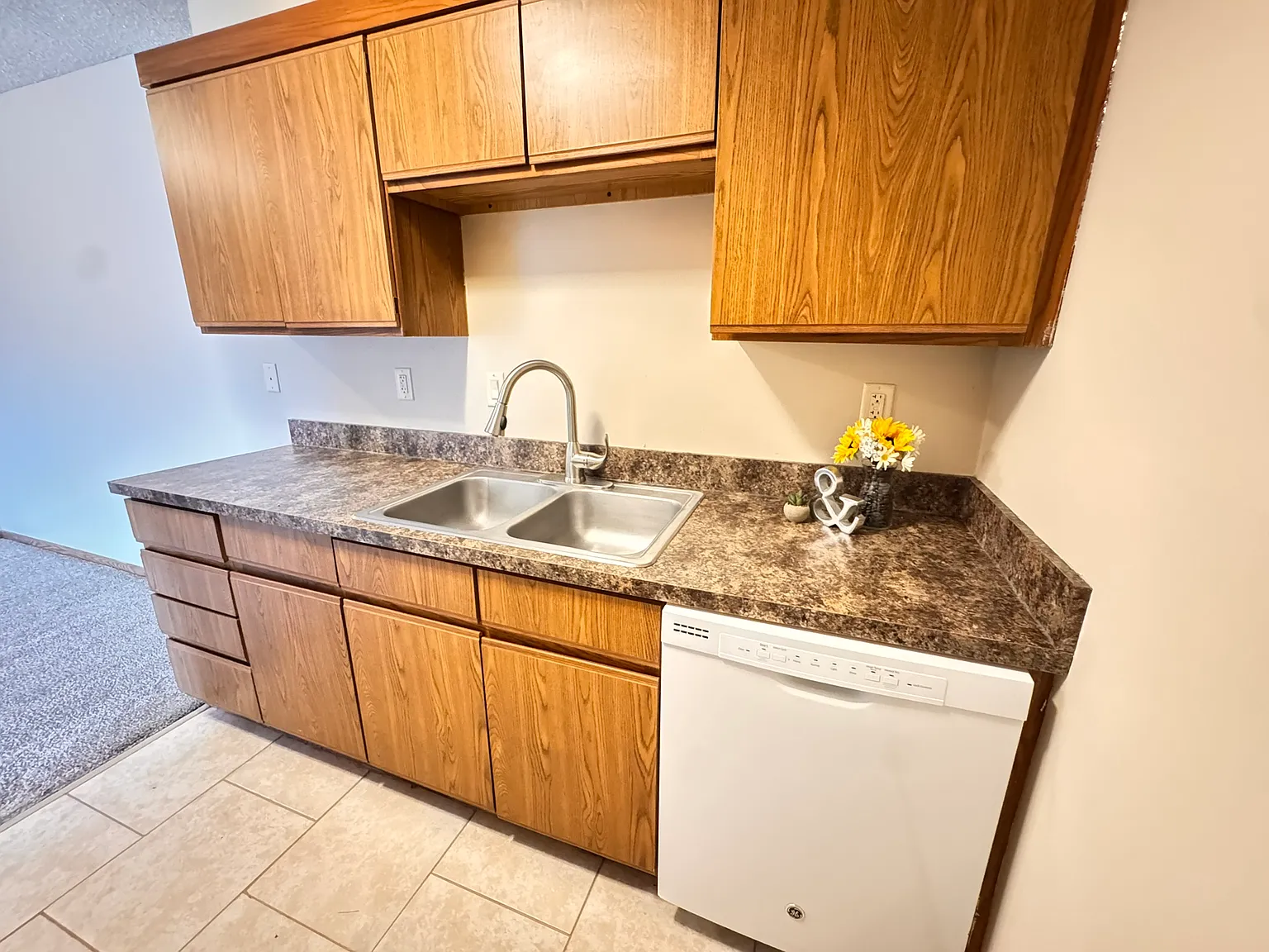 2 bed, 1000 sqft, $1,049 — Photo 4