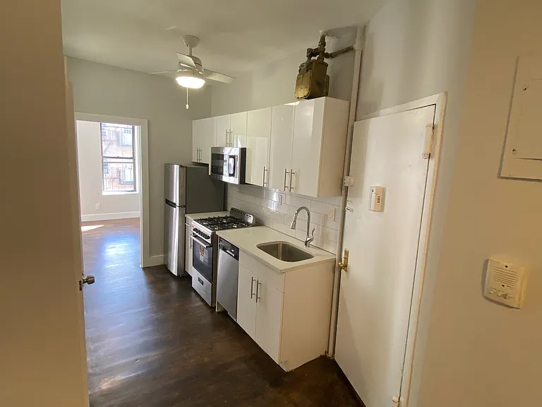 442 W 54th St #14 — Photo 2