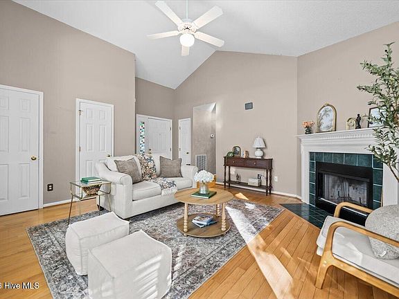 4th image of 118 Kensington Way