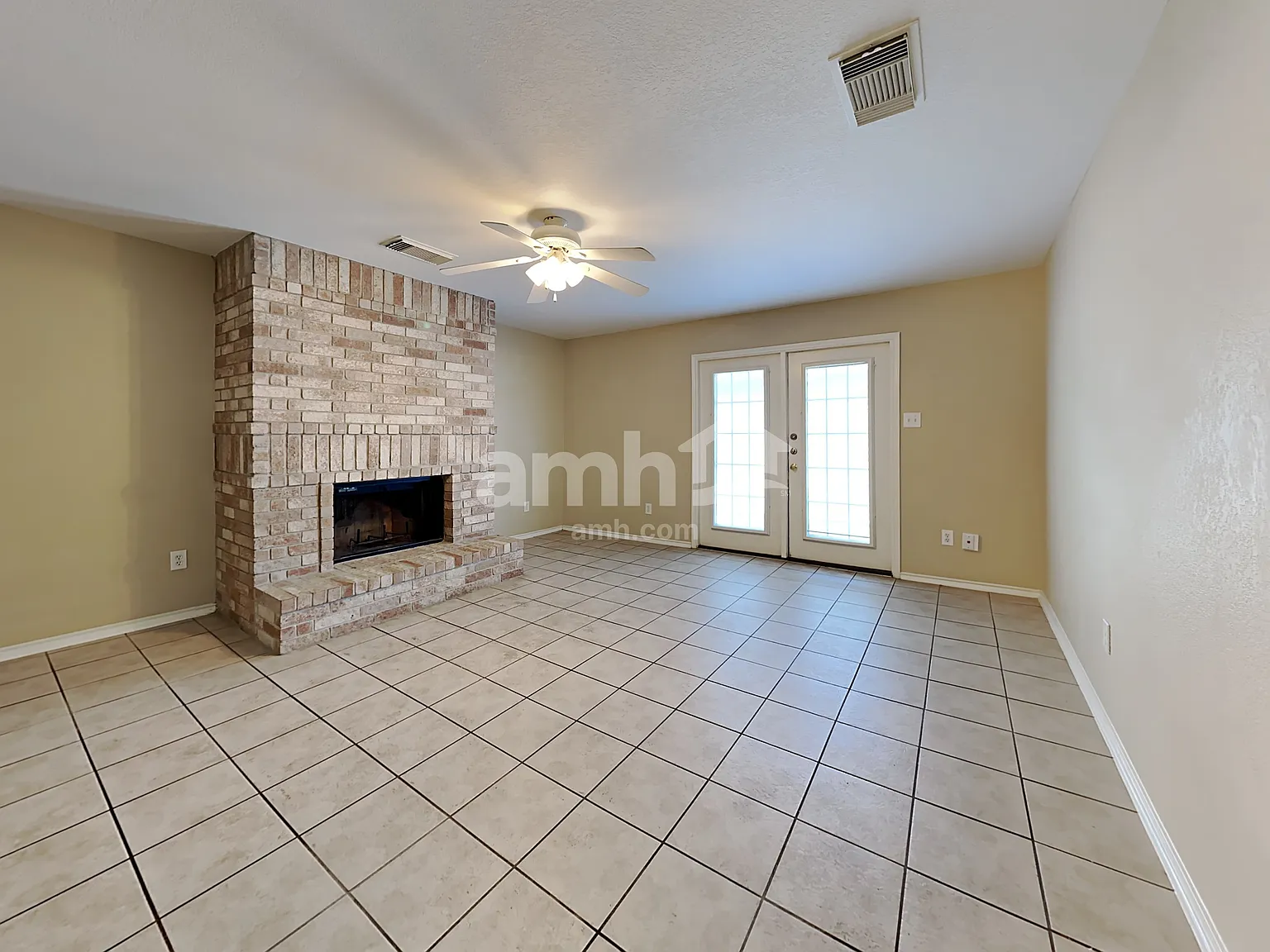 3 bed, 2.0 bath, 1328 sqft, $1,595 — Photo 4