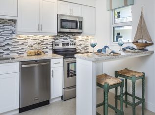 960 7th St S #106, Naples, FL 34102