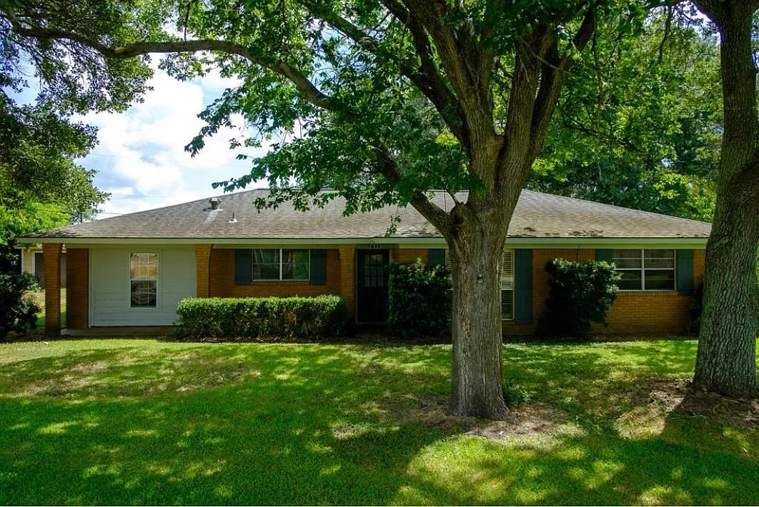 3 bed, 2.0 bath, 1456 sqft, $2,100 — Photo 1
