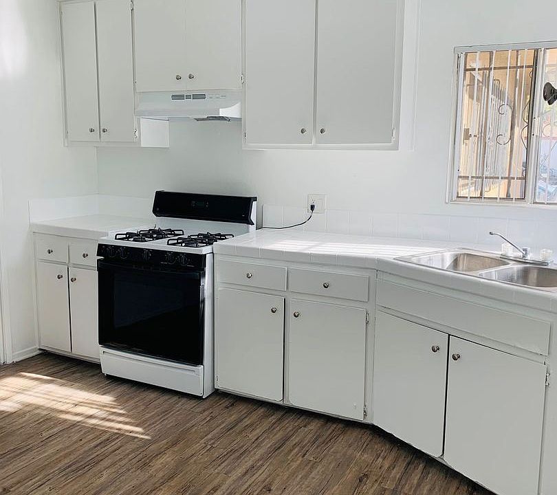 1st image of 533 W 75th St #9091649