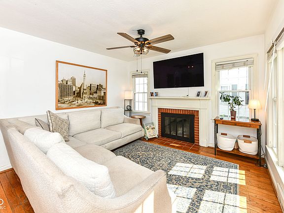 3rd image of 5323 Rosslyn Ave