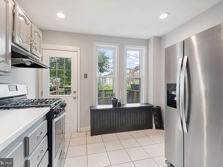 130 E Randall St — Photo 20