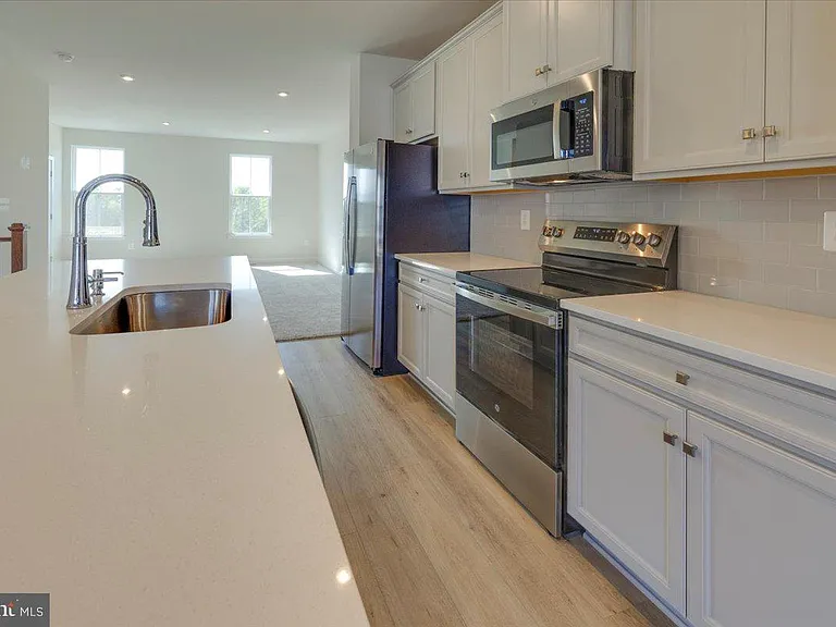 9390 Tanfield Dr — Photo 22