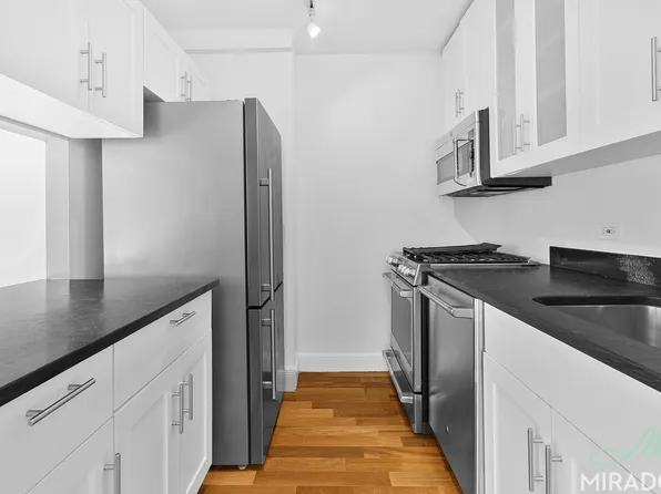 290 Third Avenue image 8 of 30