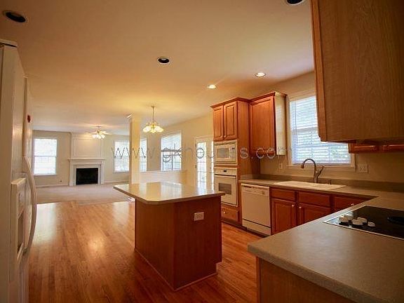 5th image of 304 Dundee Dr