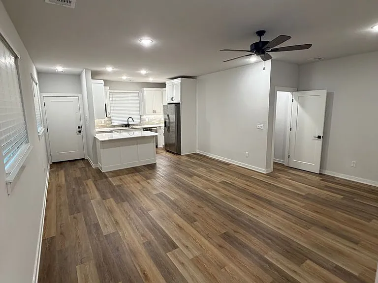 513 W Dallas St — Photo 11