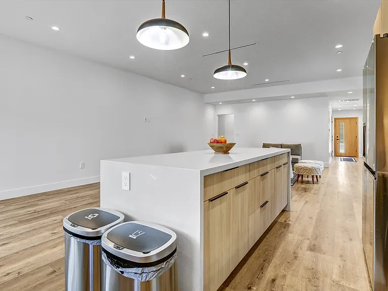 6904 Corbin Ave — Photo 7