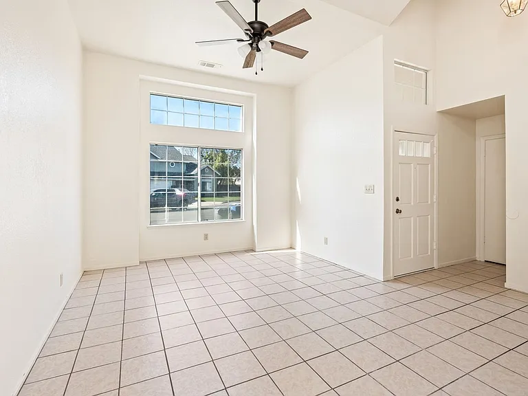 2084 E Chennault Ave — Photo 3