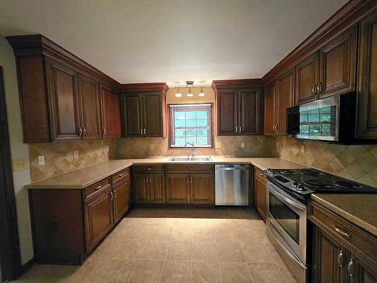 409 Rosewood Ln — Photo 11