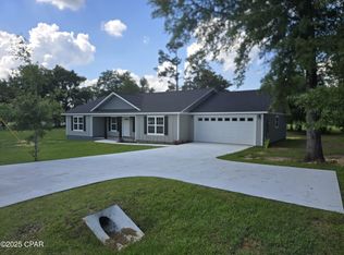 4610 Pineview Dr, Marianna, FL 32446