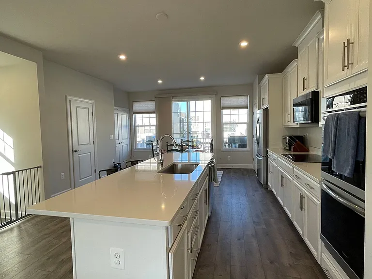 1812 Briscoe Ln — Photo 12