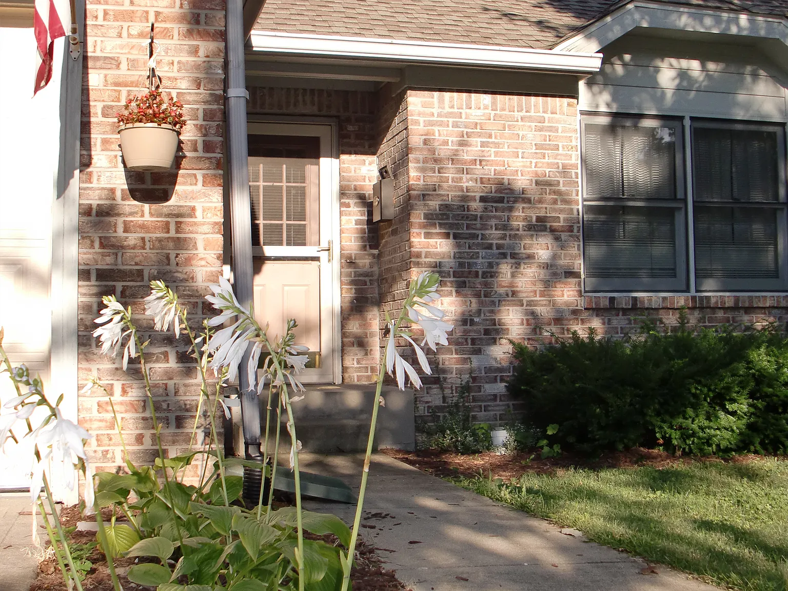 3 bed, 1400 sqft, $2,500 — Photo 2