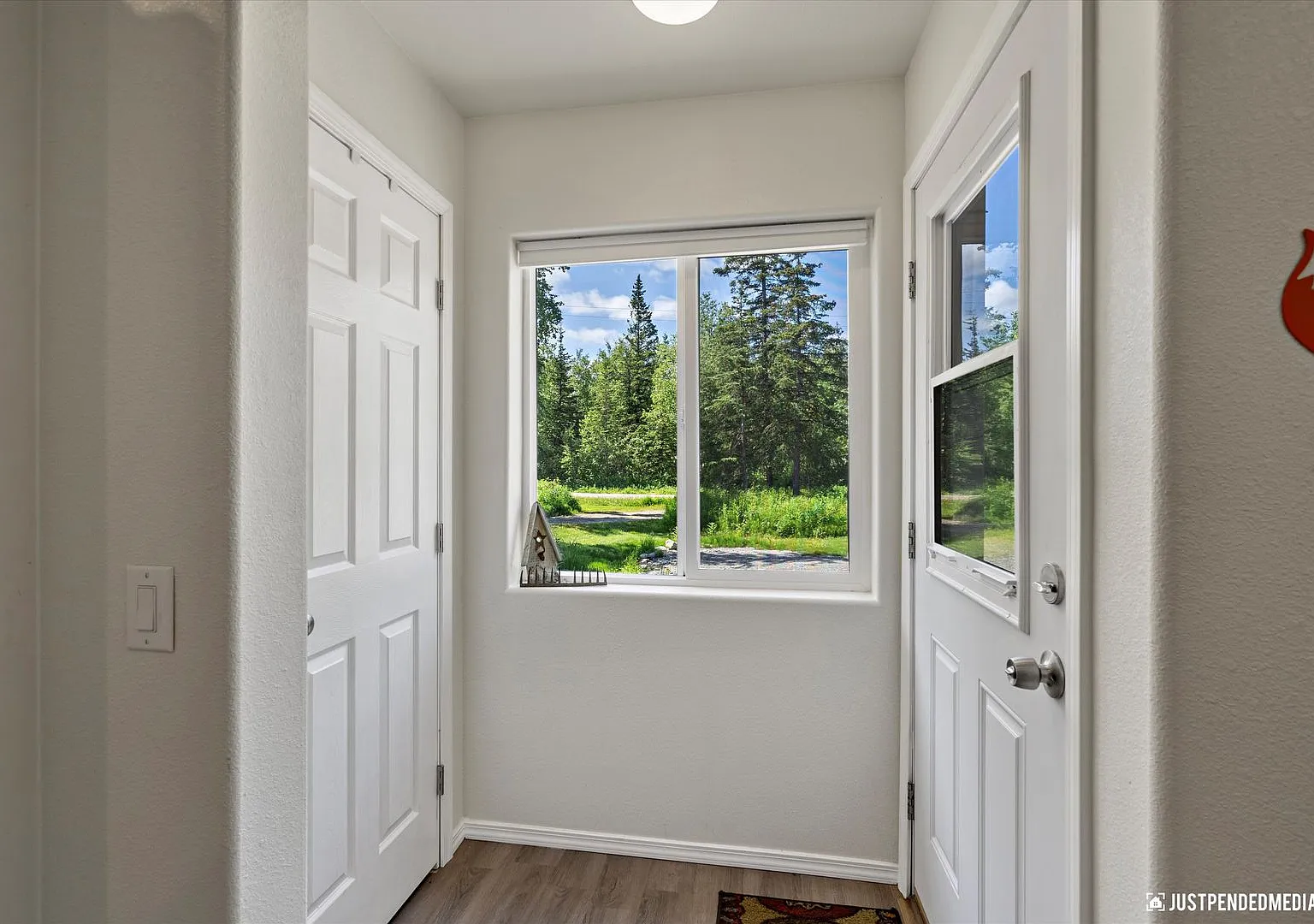 Cute 1 Bedroom + 1 Bathroom W/ Office - Utilities Included & Fully Furnished! — Photo 4