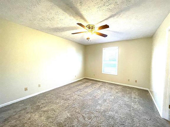 3rd image of 703 Joseph Ln