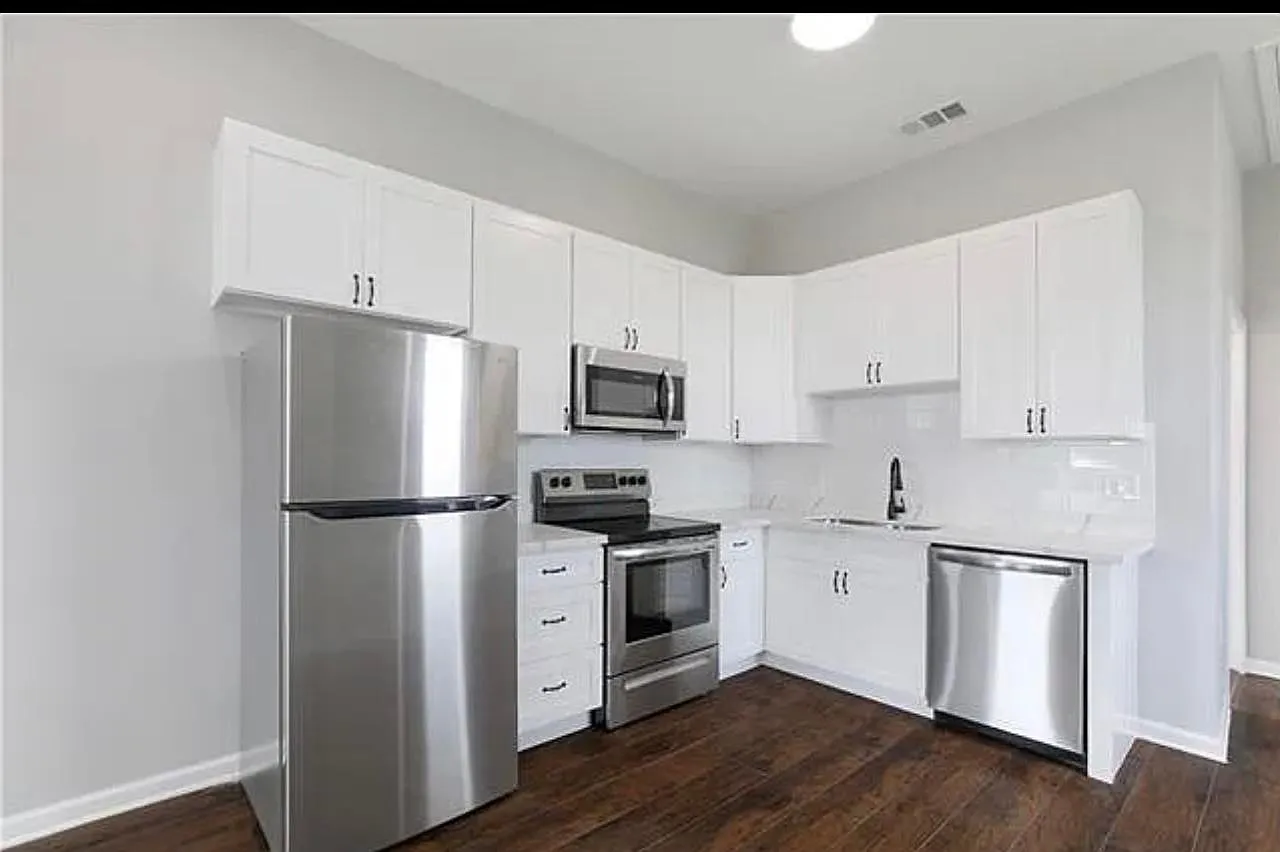 3 bed, 1000 sqft, $1,900 — Photo 4