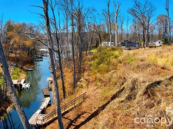 3700 Landmark Dr, Sherrills Ford, NC 28673