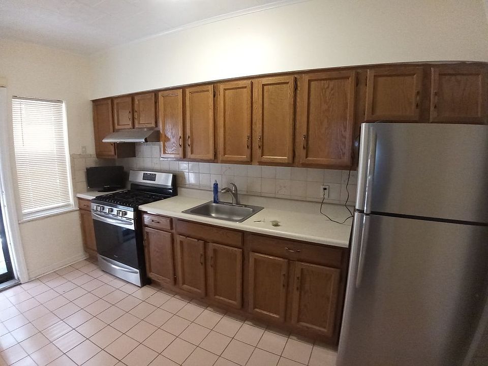 1st image of 2453 Crescent St #1