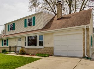 220 Cherrywood Rd, Buffalo Grove, IL 60089