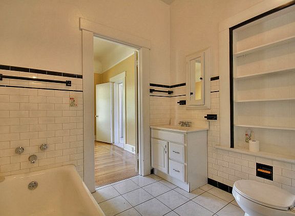 4th image of 1375 Hester Ave